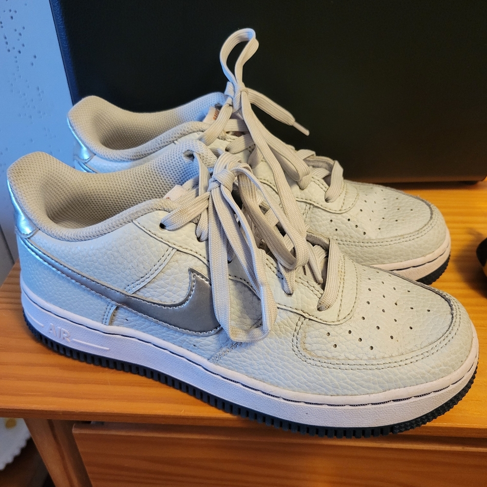 NEW Nike Air Force 1 Low Pure Platinum Metallic Youth